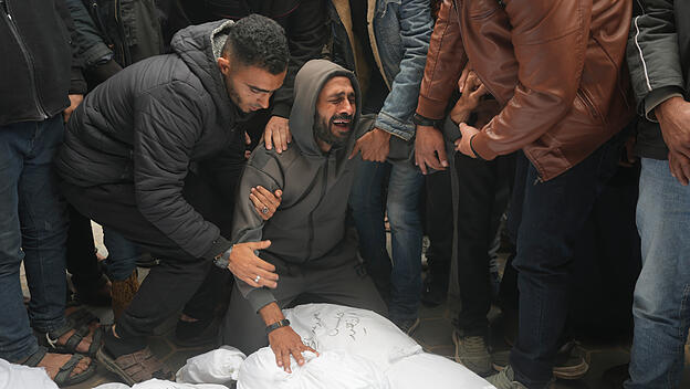 Palästinenser trauern vor der Leichenhalle des Al-Aqsa-Krankenhauses um Angehörige