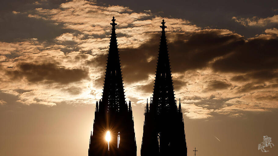 Kölner Dom bei Sonnenuntergang