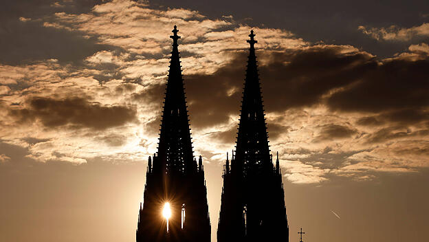Kölner Dom bei Sonnenuntergang