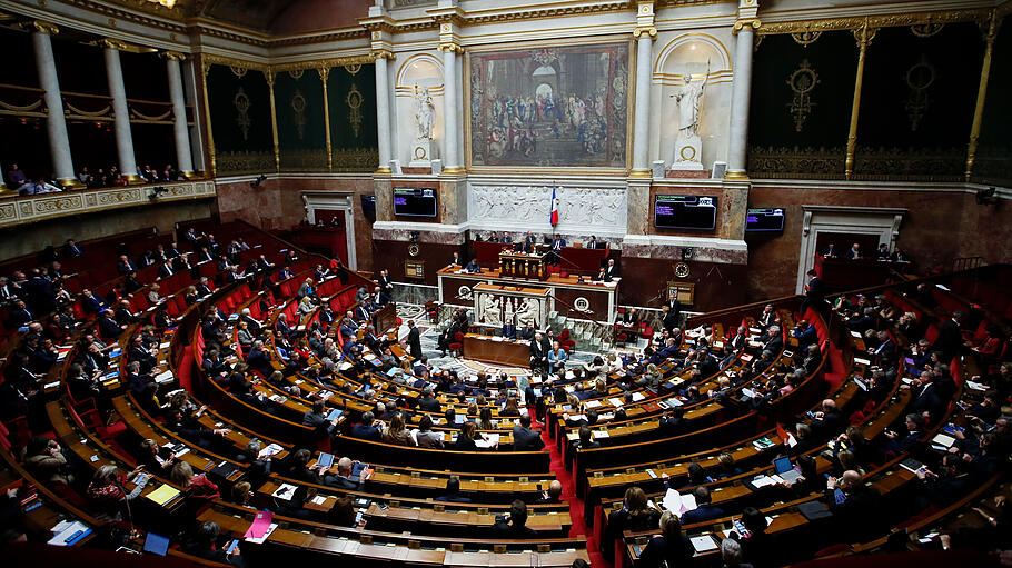 Französische Nationalversammlung stimmte in erster Lesung einem Gesetzentwurf zur Änderung des Namensrechts zu.