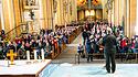 Udo Markus Bentz spricht als ernannter Erzbischof vor einem vollen Dom