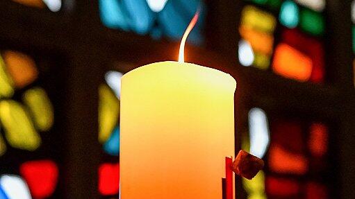 Leuchtende Osterkerze