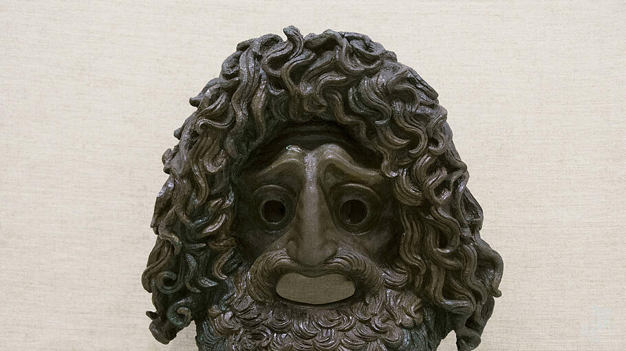 In der griechischen Tragödie hat der Mensch nur eine einzige Rolle: Spielball der Götter. Eine Tragädienmaske aus den 4. Jahrhundert v.Chr.