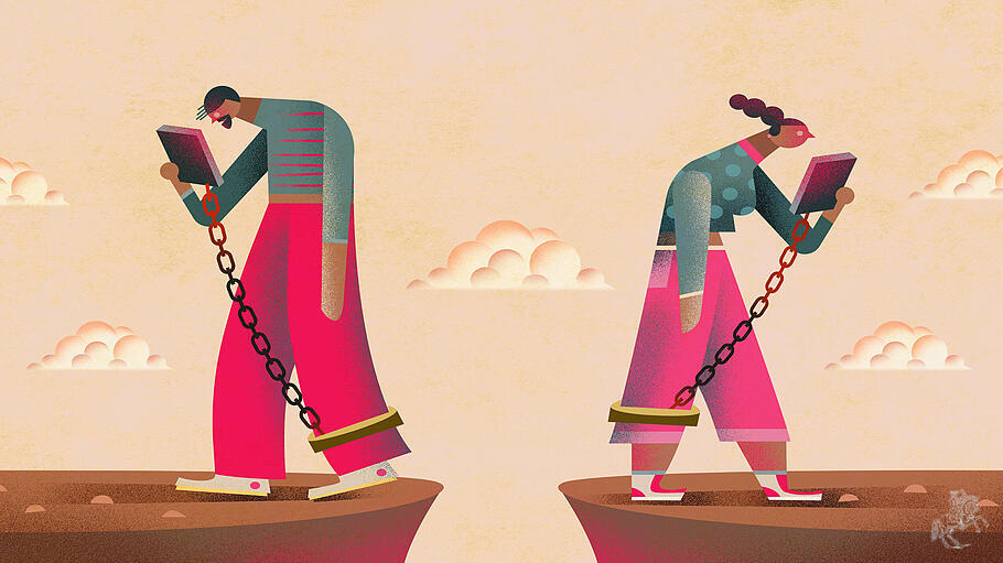 Zwei Menschen starren auf ihr Handy