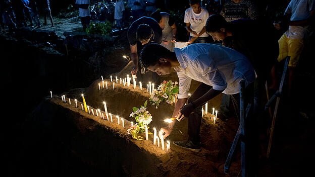 Gedenken an die Opfer von den Explosionen in Sri Lanka