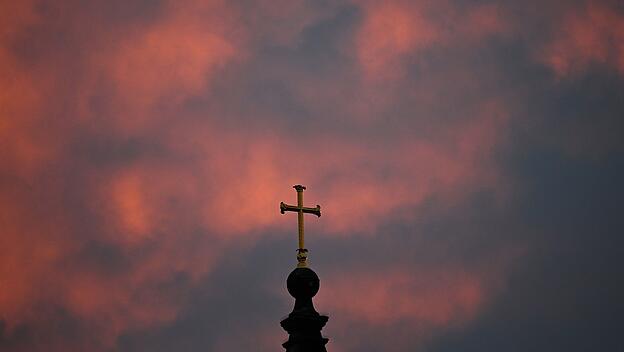 Sonnenuntergang über Kirchturm