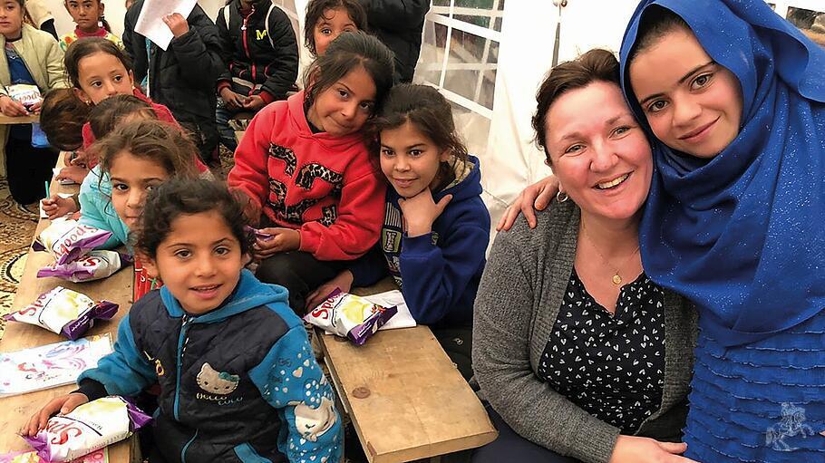 Jacqueline Flory beim Besuch einer Zeltschule