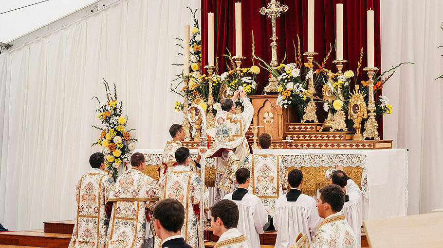 Priesterweihe während tridentinischer Messe