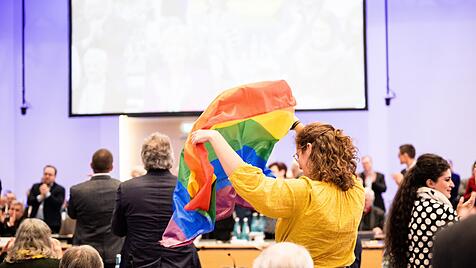 Eine LGBTQ-Fahne beim Synodalen Weg