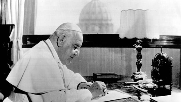 Papst Johannes XXIII. unterzeichnet die Apostolische Konstitution „Humanae salutis"