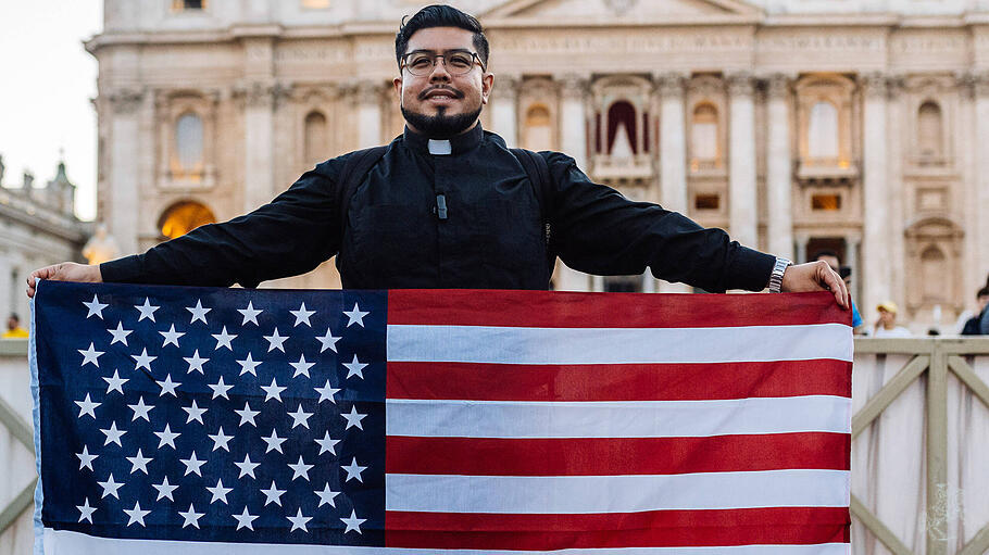 Amerikaner ffreuen sich auf dem Petersplatz nach der Papstwahl
