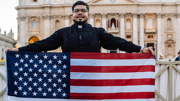 Amerikaner ffreuen sich auf dem Petersplatz nach der Papstwahl