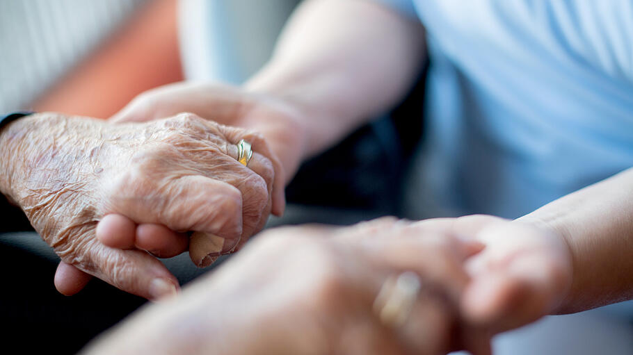 Pflege: Signale von Einsamkeit erkennen und ernstnehmen