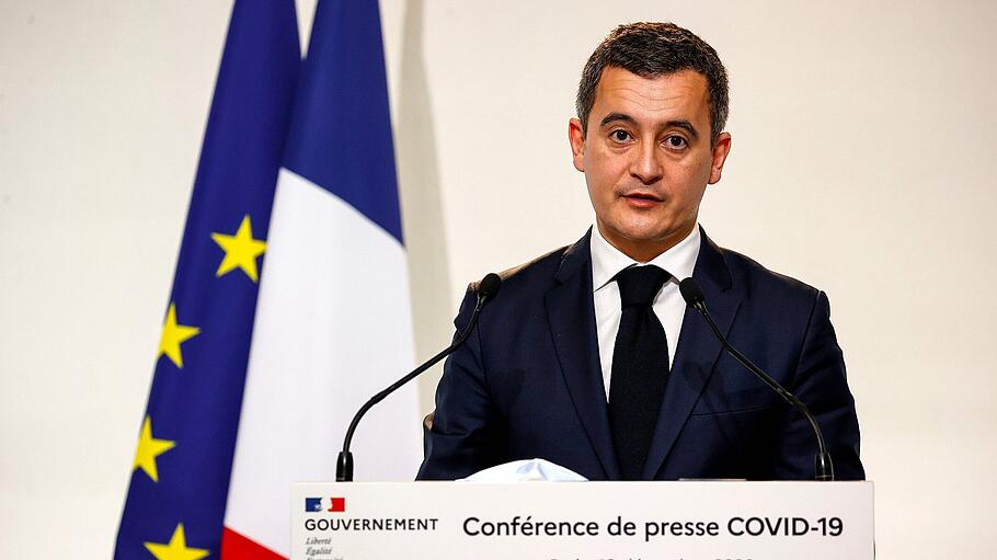 Gerald Darmanin spricht auf einer Pressekonferenz.