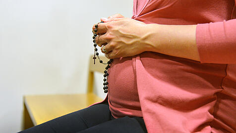 Schwangere Frau im Gebet
