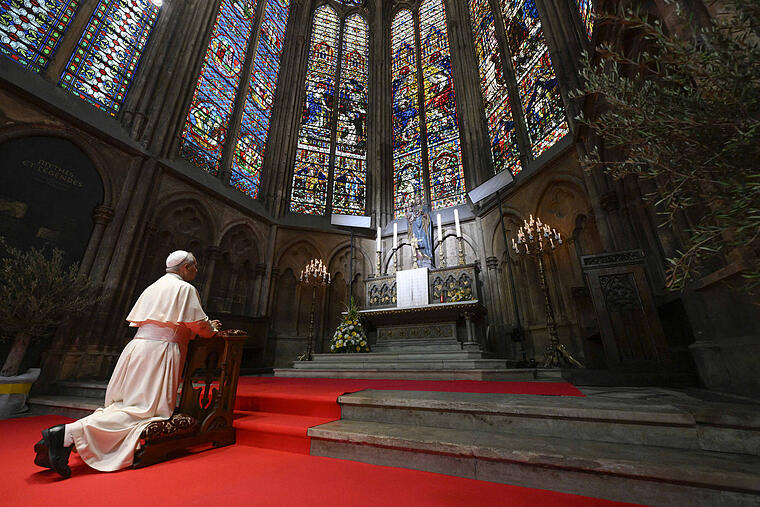 Papst Leo betet vor dem Allerheiligsten