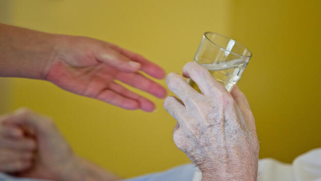 Gesundheitsminister fordert bessere Sterbebegleitung zu Hause