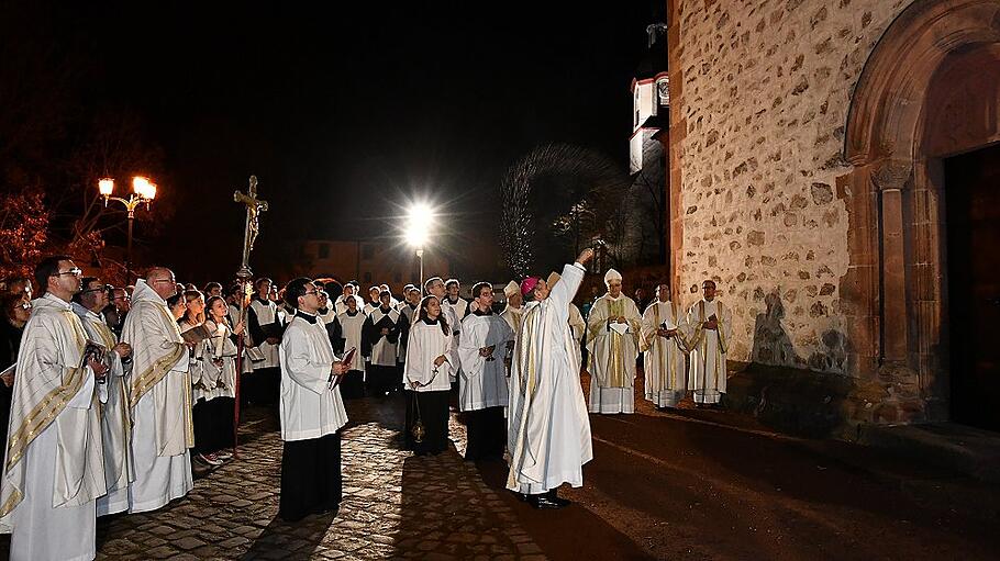 Nuntius Nikola  Eterovic, segnet das Gotteshaus zur „Basilica minor“