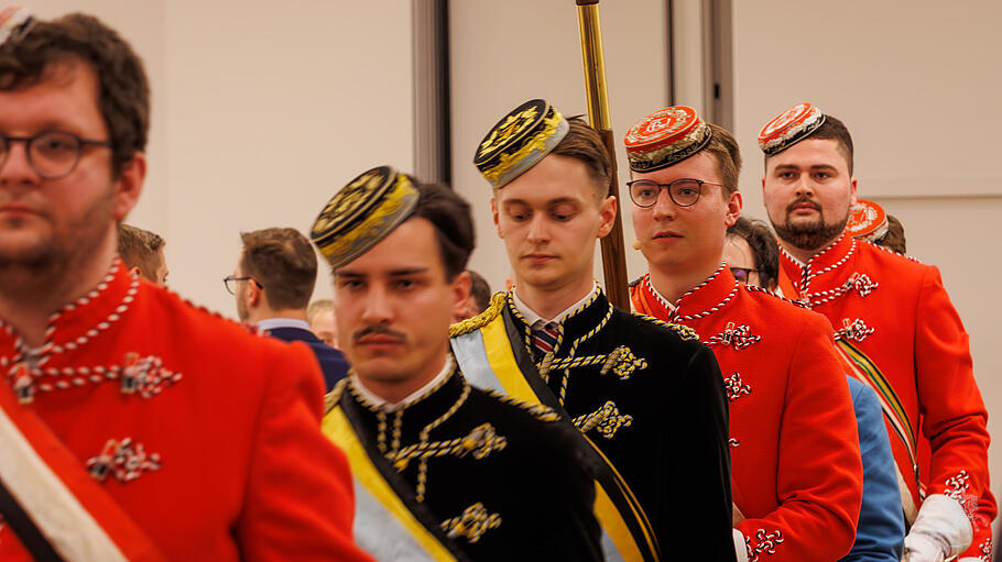 Thomas Wöstmann (4. v. l.) trägt die CV-Verbandsstandarte