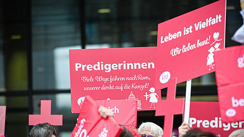 Die Lobby für die Laienpredigt in Deutschland ist laut und fordernd. Der Vatikan behält hingegen Distanz zum teutonischen Kampfgeist.