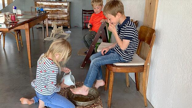 Am Gründonnerstag halten wir zuhause eine kleine Andacht mit einer Fußwaschung unter den Geschwistern