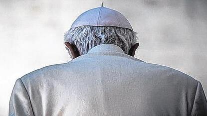Rückenansicht von Papst em. Benedikt XVI.