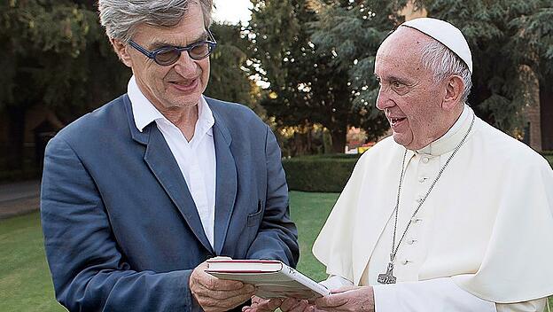 Papst Franziskus im Gespräch mit dem Regisseur Wim Wenders.