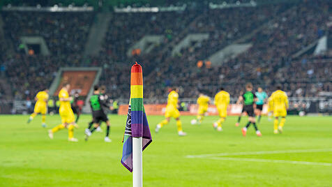 Eckfahne in Regenbogenfarben
