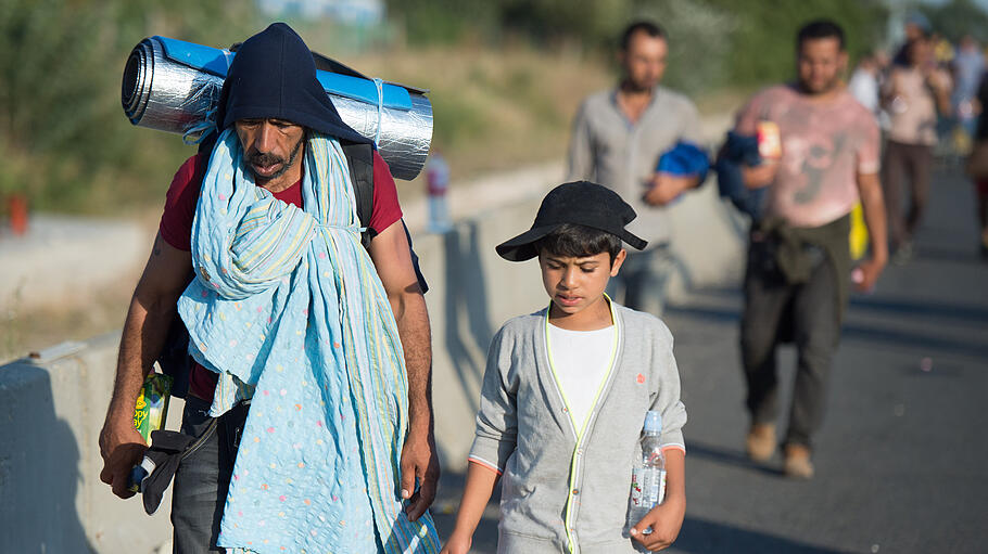 Flüchtlinge in Ungarn laufen in Richtung Grenze