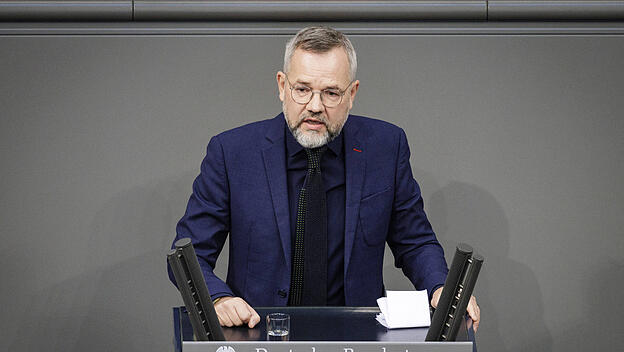 Michael Roth spricht im Bundestag zum Wiederaufbau der Ukraine.