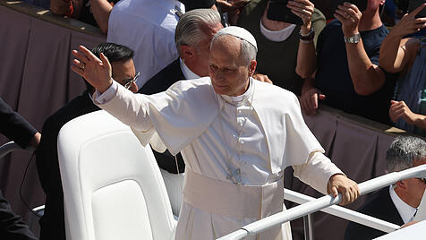 Leo XIV. grüßt die Gläubigen bei der Pfingstmesse auf dem Petersplatz