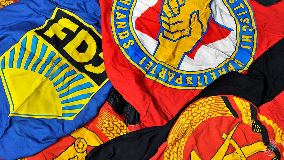 Relikte der DDR, originale alte DDR-Fahnen aus der Zeit um 1980.