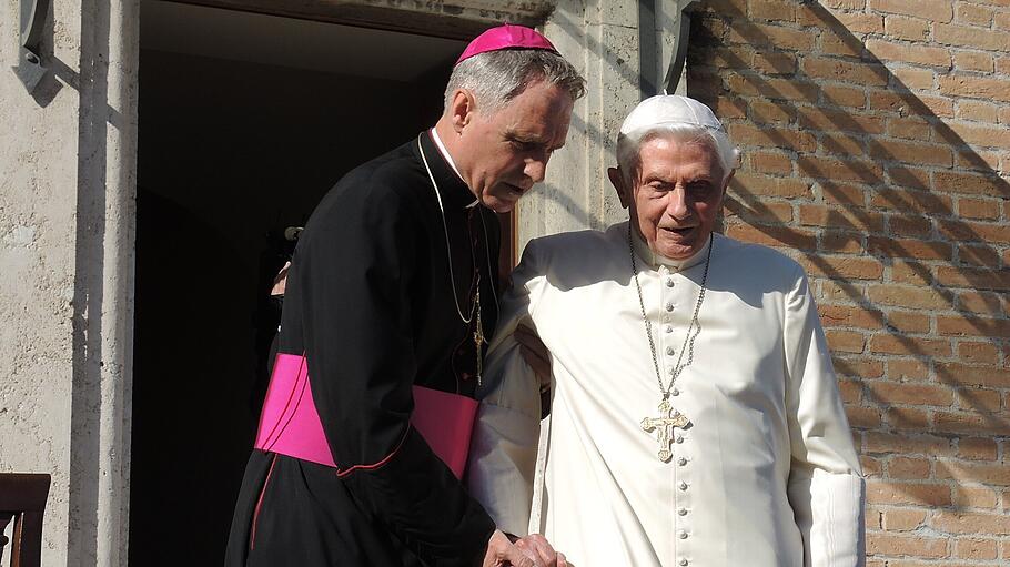 Der emeritierte Papst Benedikt XVI. und sein Privatsekretär, Erzbischof Gänswein