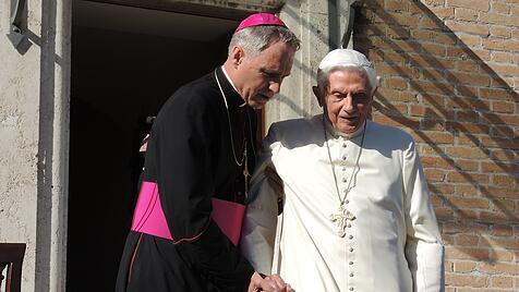 Benedikt XVI. und sein Privatsekretär, Erzbischof Gänswein