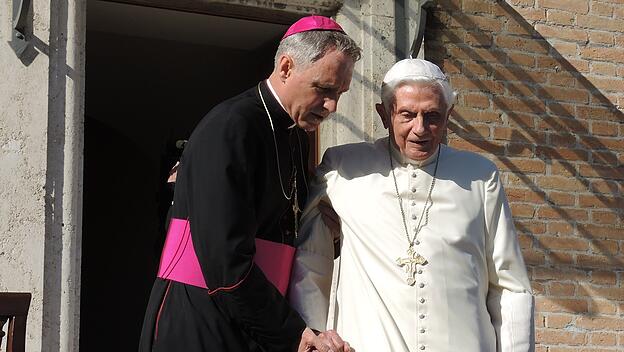 Der emeritierte Papst Benedikt XVI. und sein Privatsekretär, Erzbischof Gänswein