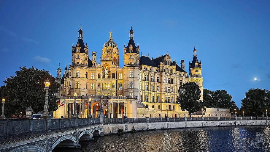 Das Schweriner Schloss am Abend der Landtagswahl