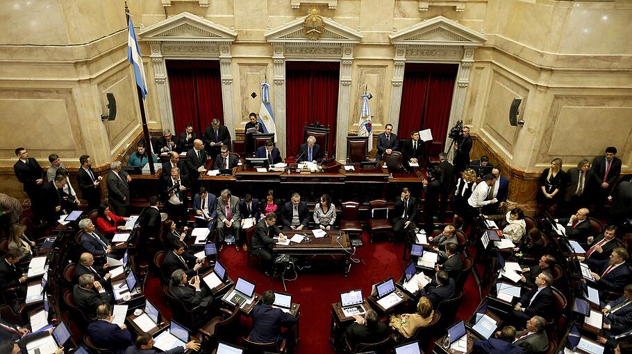 Senatoren nehmen im Parlament von Buenos Aires an einer Sitzung teil.
