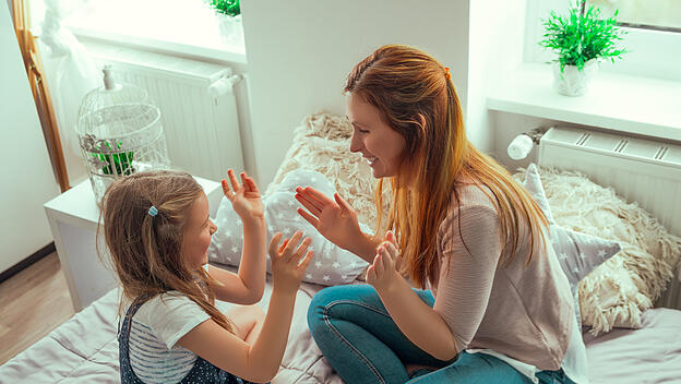 Frau mit Kind sitzen auf einem Bett
