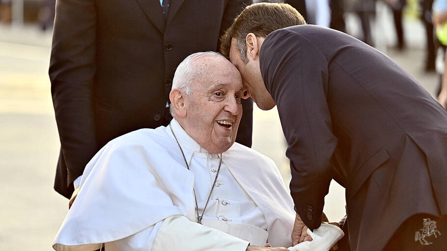Papst Franziskus und Emmanuel Macron
