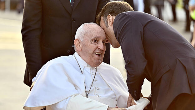 Papst Franziskus und Emmanuel Macron