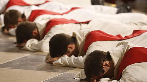 Junge Männer werden zu Priestern geweiht