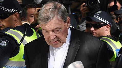 Kardinal George Pell verlässt das Gericht in Melbourne