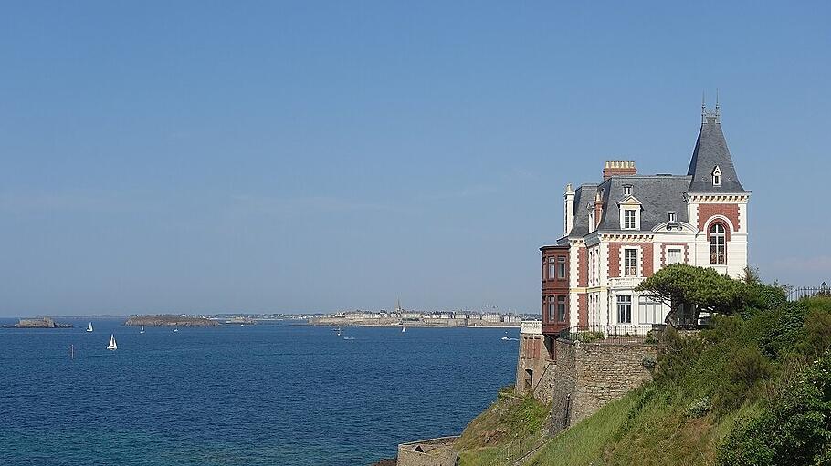 Art Déco-Villa „Les Roches Brunes“ von 1893 an der Landspitze La Malouine in Dinard