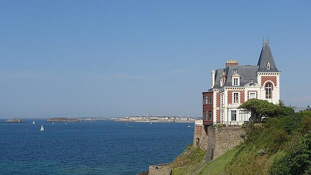 Art Déco-Villa „Les Roches Brunes“ von 1893 an der Landspitze La Malouine in Dinard