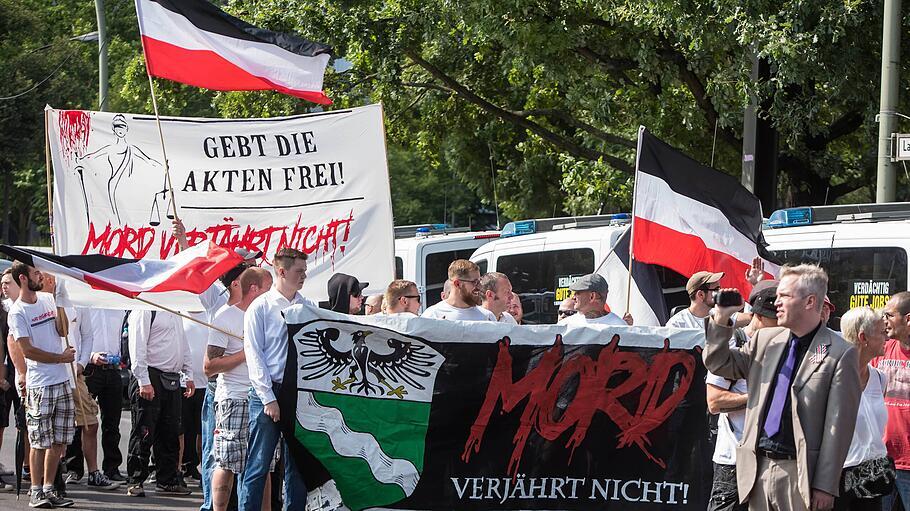 Neonazis in Berlin-Friedrichhain bei einem Solidaritäts-Marsch für Rudolf Hess im August 2008