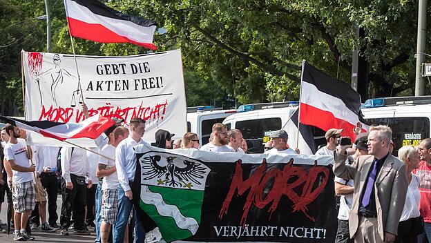 Neonazis in Berlin-Friedrichhain bei einem Solidaritäts-Marsch für Rudolf Hess im August 2008 zum 31. Todestag des Nazi-Kriegsverbrechers.