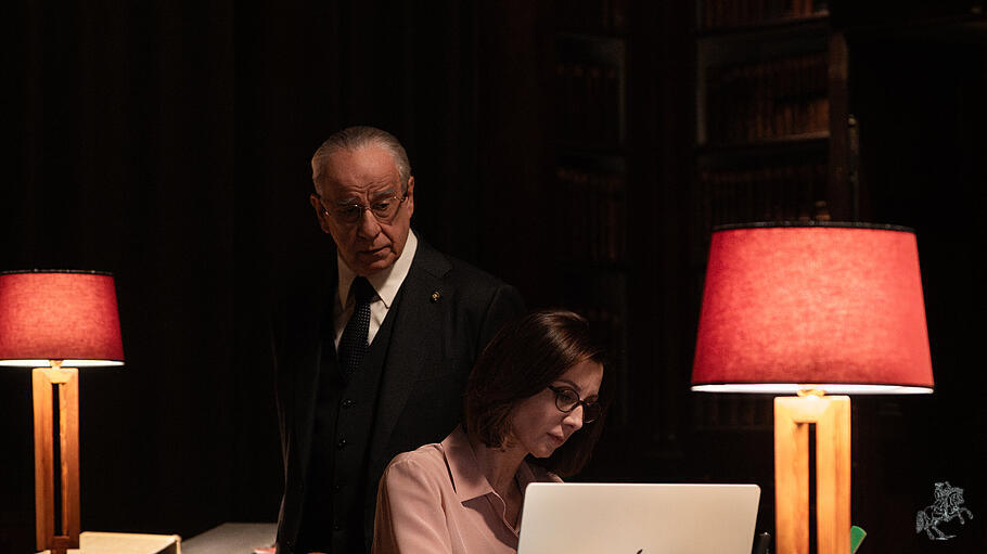 In den letzten Monaten seiner Amtszeit soll der italienische Staatspräsident Mariano De Santis (Toni Servillo) zwei Begnadigungen prüfen. Besondere Zweifel hegt er an der Frage, ob er das Sterbehilfe-Gesetz unterschreiben soll. Seine Tochter und Assistentin Dorotea (Anna Ferzetti) drängt auf seine Unterschrift.