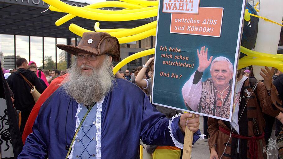 Gegendemonstrant gegen den Papstbesuch Benedikts 2011