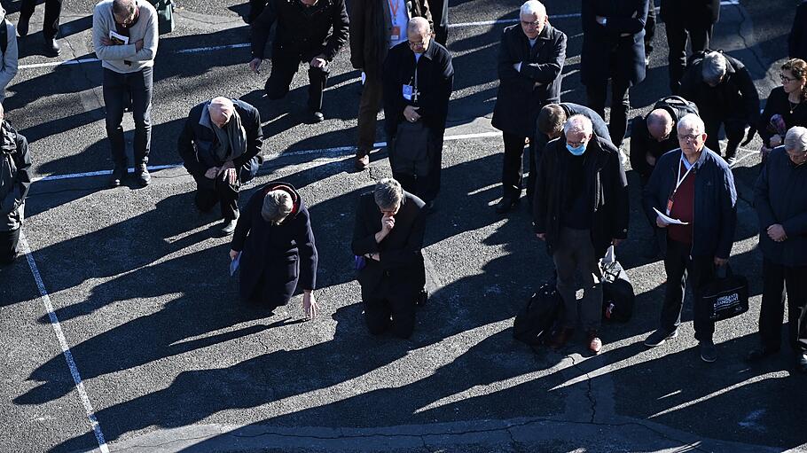 Bußakt der Bischöfe in Lourdes.