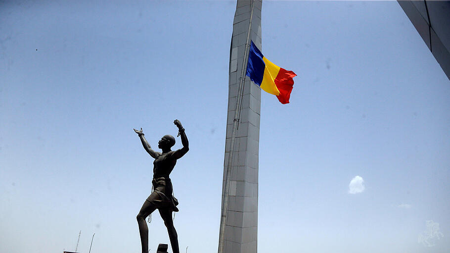 Eine tschadische Flagge weht auf dem «Place de Le Nation» (Platz der Nation) in der tschadischen Hauptstadt N'Djamena.